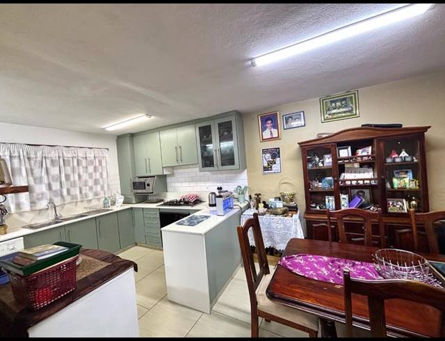 7 BEDROOM HOUSE FOR SALE IN CASTLEHILL